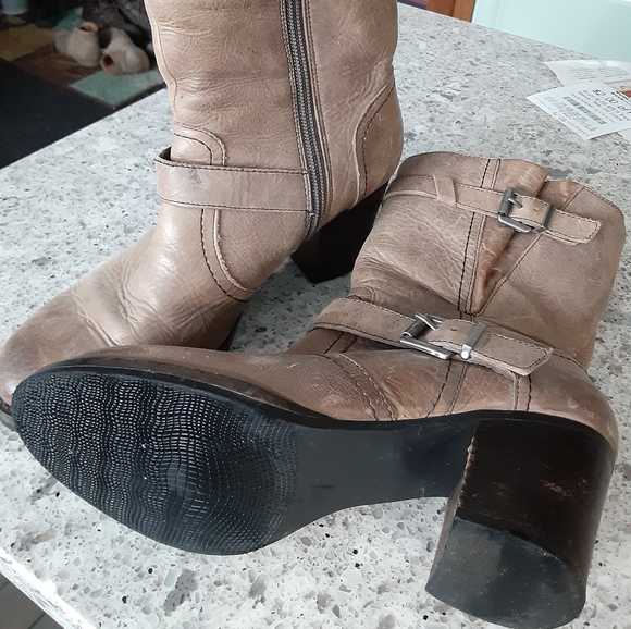 Size 6-1/2 leather boot  2-1/2 heel - Picture 2 of 2